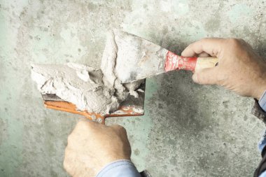 İnşaat ve tadilat kavramı. El araçlar sıvama ile alt.