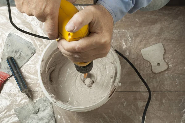 Elektrikli matkap kullanarak karıştırma sıva çözümde bir kova