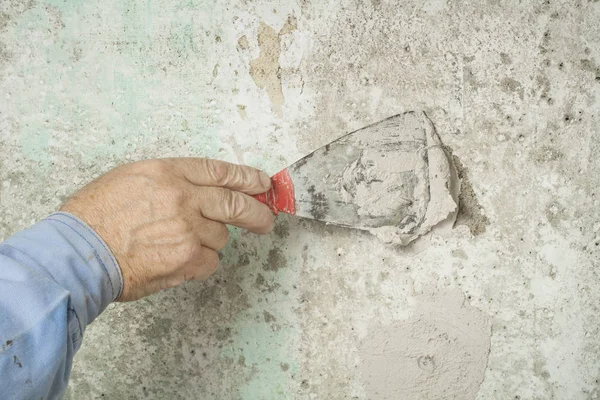 Conceito de construção e renovação. Mão do trabalhador com ferramentas de reboco . — Fotografia de Stock