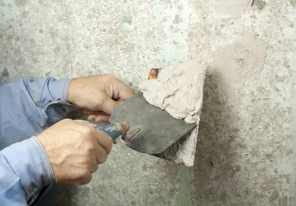 Construction and renovation concept. Hands of worker with plastering tools. — Stock Photo, Image