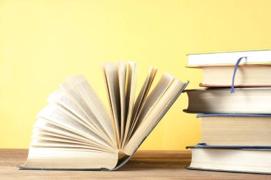 Açık kitap, ahşap masa ciltli kitap. Eğitim arka plan. Okula dönüş. Metin için yer kopyalayın.