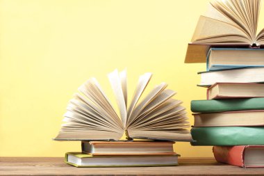 Açık kitap, ahşap masa ciltli kitap. Eğitim arka plan. Okula dönüş. Metin için yer kopyalayın.