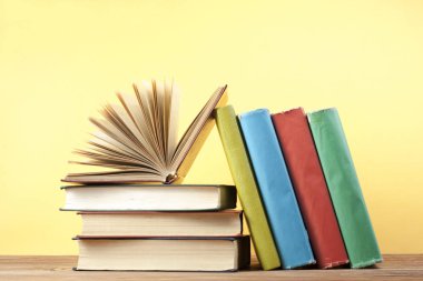 Açık kitap, ahşap masa ciltli kitap. Eğitim arka plan. Okula dönüş. Metin için yer kopyalayın.