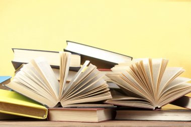 Açık kitap, ahşap masa ciltli kitap. Eğitim arka plan. Okula dönüş. Metin için yer kopyalayın.