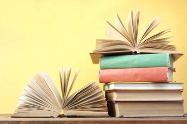 Açık kitap, ahşap masa ciltli kitap. Eğitim arka plan. Okula dönüş. Metin için yer kopyalayın.