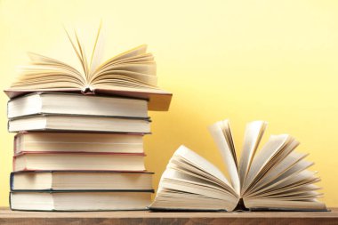 Açık kitap, ahşap masa ciltli kitap. Eğitim arka plan. Okula dönüş. Metin için yer kopyalayın.