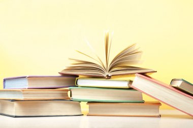Açık kitap, ahşap masa ciltli kitap. Eğitim arka plan. Okula dönüş. Metin için yer kopyalayın.
