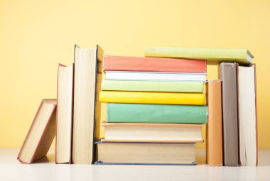 Renkli kitap yığını. Eğitim arka plan. Okula dönüş. Metin için yer kopyalayın.