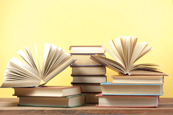 Libro abierto, libros de tapa dura sobre mesa de madera. Formación. De vuelta a la escuela. Copiar espacio para texto . —  Fotos de Stock