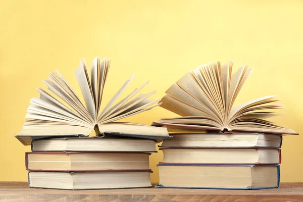 Libro abierto, libros de tapa dura sobre mesa de madera. Formación. De vuelta a la escuela. Copiar espacio para texto . —  Fotos de Stock