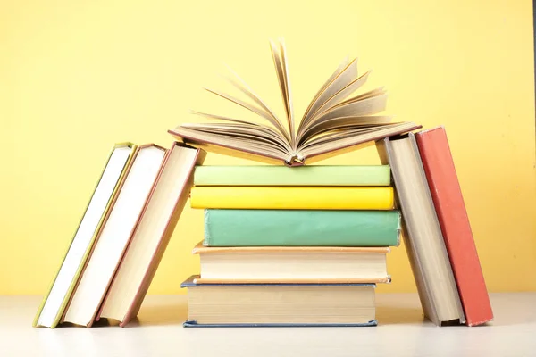 Libro abierto, libros de tapa dura sobre mesa de madera. Formación. De vuelta a la escuela. Copiar espacio para texto . —  Fotos de Stock