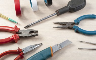 Ahşap arka plan üzerinde elektrik araç kümesi. Enerji kavramı.