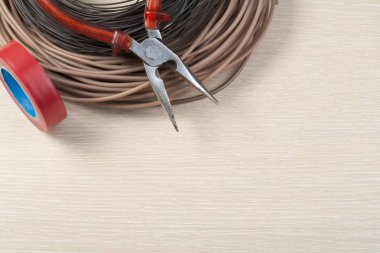 Elektrikli Araçlar ve kablo ahşap arka plan üzerinde. Enerji kavramı.