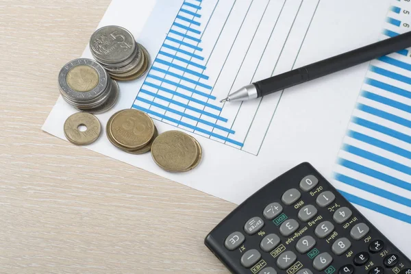 Ahorro en el hogar, concepto de presupuesto. Gráfico. pluma, calculadora y monedas en mesa de escritorio de oficina de madera — Foto de Stock