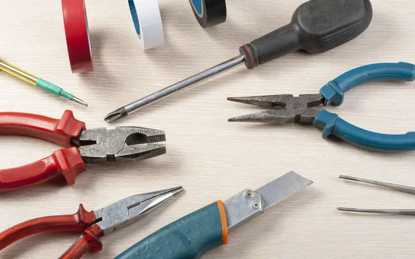 Ahşap arka plan üzerinde elektrik araç kümesi. Enerji kavramı.