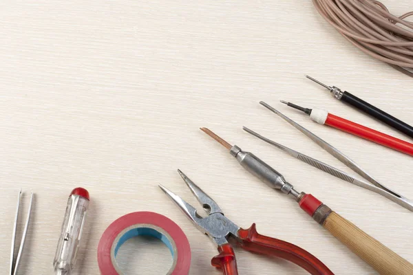 Juego de herramientas eléctricas sobre fondo de madera. Accesorios para trabajos de ingeniería, concepto de energía.Espacio de copia para texto . — Foto de Stock