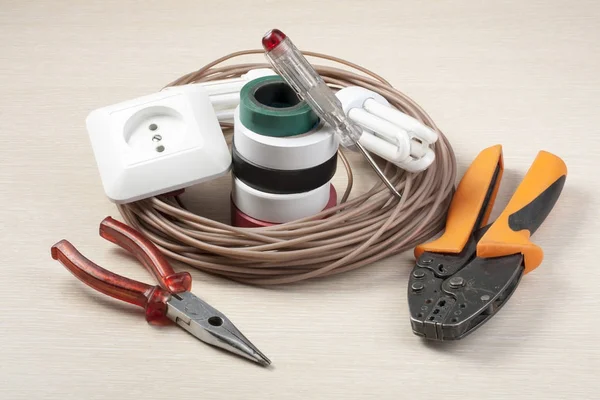 Set di utensili elettrici su sfondo in legno. Concetto energetico . — Foto Stock