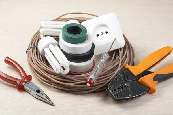 Set di utensili elettrici su sfondo in legno. Concetto energetico . — Foto Stock