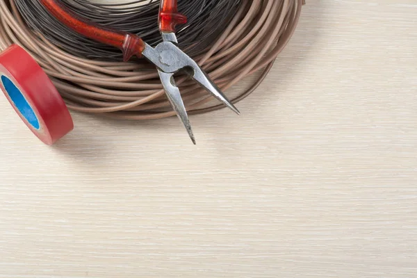 Elektrikli Araçlar ve kablo ahşap arka plan üzerinde. Enerji kavramı.