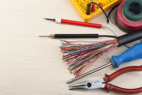 Ahşap arka plan üzerinde elektrik araçlar kümesi. Mühendislik çalışmaları, enerji kavramı için aksesuarlar. Metin için yer kopyalayın.