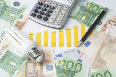 Lamba, grafik ve hesap makinesi üzerinde tasarruf enerji enerji tasarrufu, elektrik kavramı arka plan.