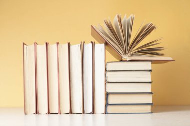 Açık kitap, ahşap masa ciltli kitap. Eğitim arka plan. Okula dönüş. Metin için yer kopyalayın.