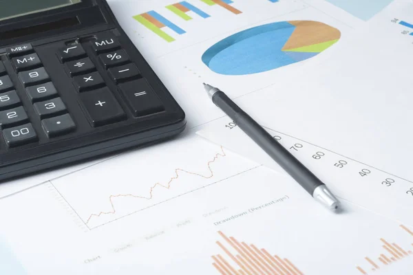 Binnenlandse besparingen, begroting concept. Rekenmachine, pen, boekhouding en grafiek op kantoor tafel — Stockfoto
