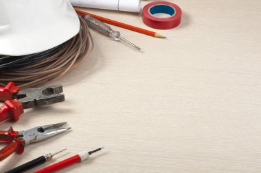 Çizim elektrik araçları kümesi ve kask ahşap arka plan üzerinde beyaz. Mühendislik çalışmaları, enerji kavramı için aksesuarlar. Metin için yer kopyalayın.