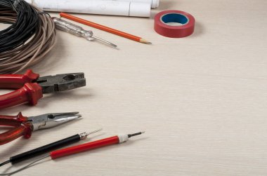 Ahşap arka plan üzerinde elektrik araçlar kümesi. Mühendislik çalışmaları, enerji kavramı için aksesuarlar. Metin için yer kopyalayın.