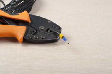 Elektrik alet kabloları ve telleri kopya alanı metin için ahşap zemin üzerine.