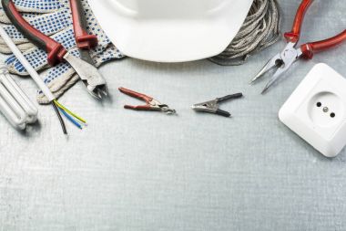 Elektrikli Araçlar ve Metalik arka plan üzerinde beyaz kask kümesi. Enerji kavramı. Metin için yer kopyalayın.