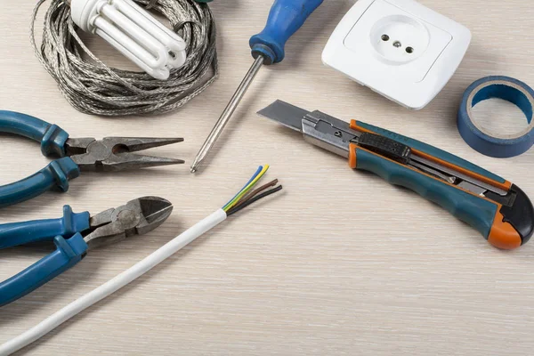 Ahşap arka plan üzerinde elektrik araçlar kümesi. Enerji kavramı. Metin için yer kopyalayın.