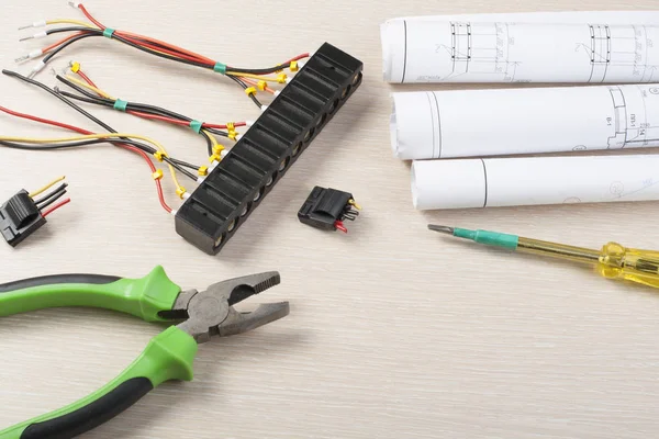 Set di utensili elettrici su sfondo in legno. Accessori per il lavoro di ingegneria, concetto di energia. Copia spazio per testo . — Foto Stock