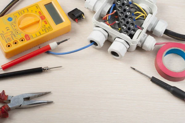 Set di utensili elettrici su sfondo in legno. Concetto di energia.Copia spazio per testo . — Foto Stock