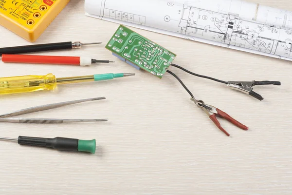 Ahşap arka plan üzerinde elektrik araçlar kümesi. Mühendislik çalışmaları, enerji kavramı için aksesuarlar. Metin için yer kopyalayın.