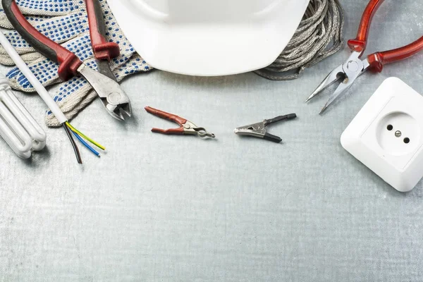 Elektrikli Araçlar ve Metalik arka plan üzerinde beyaz kask kümesi. Enerji kavramı. Metin için yer kopyalayın.