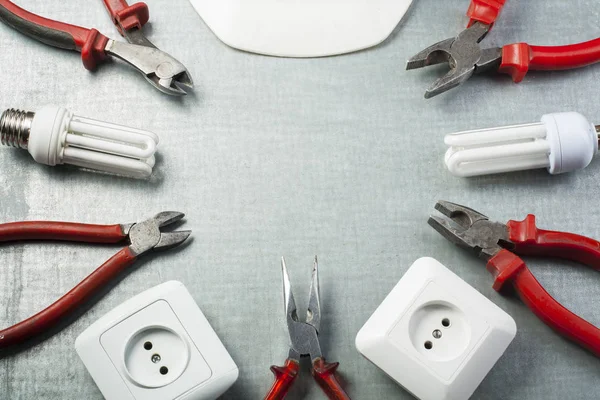 Set di utensili elettrici e casco bianco su sfondo metallico. Concetto energetico. Copia spazio per testo . — Foto Stock