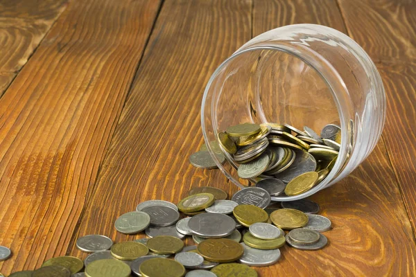 Σπίτι εξοικονόμηση, έννοια του προϋπολογισμού. Γυάλινο βάζο και τα κέρματα στο γραφείο τραπέζι. — Φωτογραφία Αρχείου