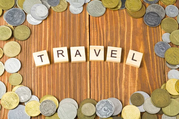 Palabra VIAJE en cubo de madera con marco de monedas en el fondo de madera. Ahorro de planes para el presupuesto de viaje . — Foto de Stock