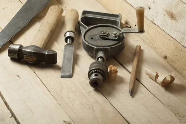 Carpintaria concept.Joiner carpinteiro local de trabalho. Ferramentas de construção, aparas e lápis sobre mesa de madeira  . — Fotografia de Stock