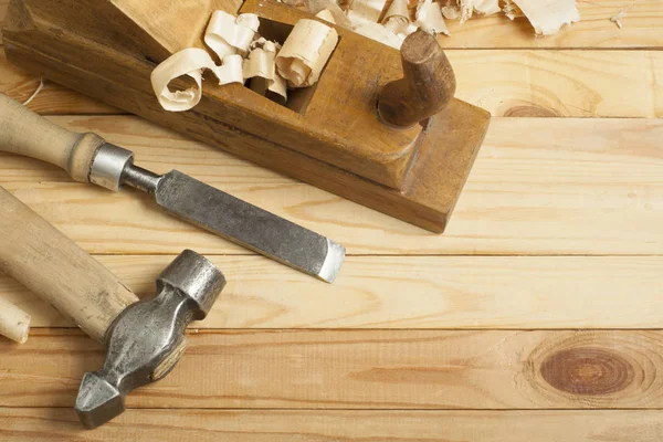 Concepto de carpintería.Empleado carpintero carpintero. Herramientas de construcción sobre mesa de madera con serrín . — Foto de Stock