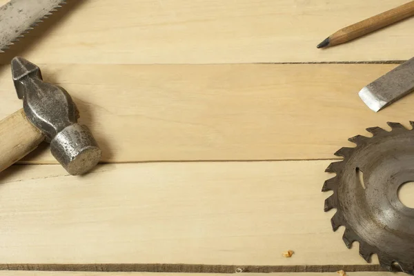 Concepto de carpintería.Empleado carpintero carpintero. Herramientas de construcción sobre mesa de madera con virutas. Copiar espacio para texto . — Foto de Stock