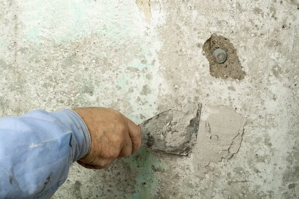 Conceito de construção e renovação. Mão do trabalhador com ferramentas de reboco . — Fotografia de Stock