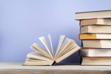 Açık kitap, ahşap masa ciltli kitap. Eğitim arka plan. Okula dönüş. Metin için yer kopyalayın.