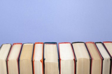 Renkli kitap yığını. Eğitim arka plan. Okula dönüş. Metin için yer kopyalayın.