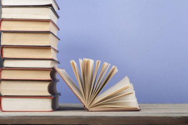 Açık kitap, ahşap masa ciltli kitap. Eğitim arka plan. Okula dönüş. Metin için yer kopyalayın.