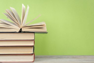 Açık kitap, ahşap masa ciltli kitap. Eğitim arka plan. Okula dönüş. Metin için yer kopyalayın.