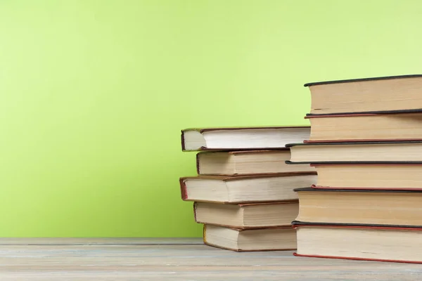Verem a színes könyv a fából készült asztal. Oktatási háttér. Vissza az iskolába. Hely, a szöveg másolása. — Stock Fotó