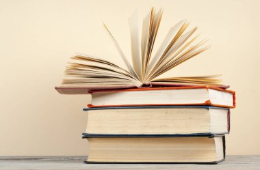Açık kitap, ahşap masa ciltli kitap. Eğitim arka plan. Okula dönüş.