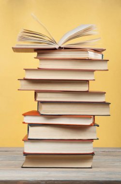Açık kitap, ahşap masa ciltli kitap. Eğitim arka plan. Okula dönüş. Metin için yer kopyalayın.